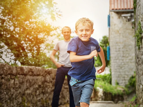 Uitvoeren van kleine jongen portret — Stockfoto