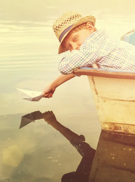 Junge mit Papier Schiff Boot — Stockfoto