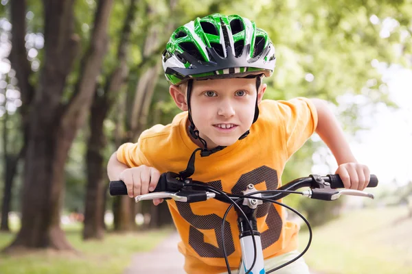 Kleine Junge Fahrt Fahrrad — Stockfoto