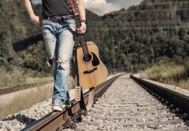 Adamın bacakları gitar demiryolu ile