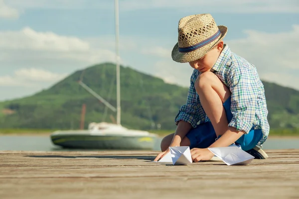Μικρό αγόρι κάνει καράβια με χαρτόνι — Φωτογραφία Αρχείου