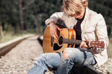 Plaing gitar genç adam