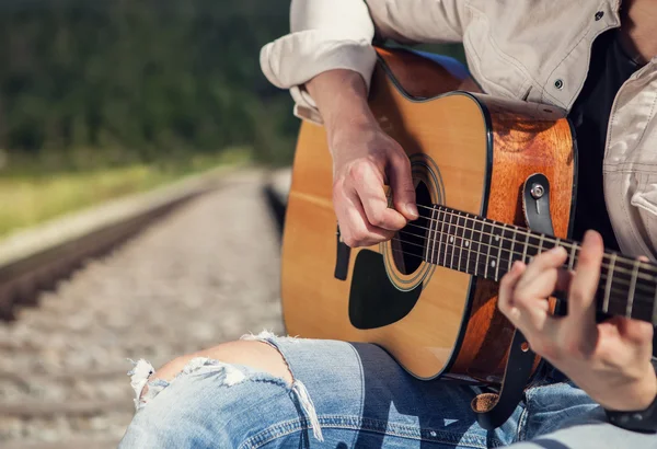 Mãos de homem com guitarra — Fotografia de Stock