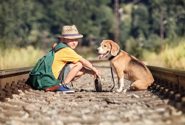 鉄道の上に座って犬と少年 — ストック写真