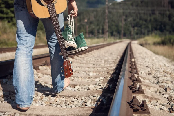 Viaggiatore a piedi nudi camminare sulla ferrovia — Foto Stock