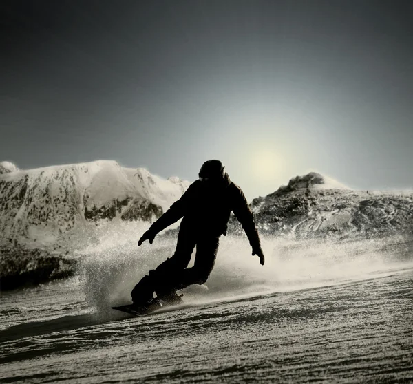 Snowboarder silhouet op sneeuw heuvel — Stockfoto