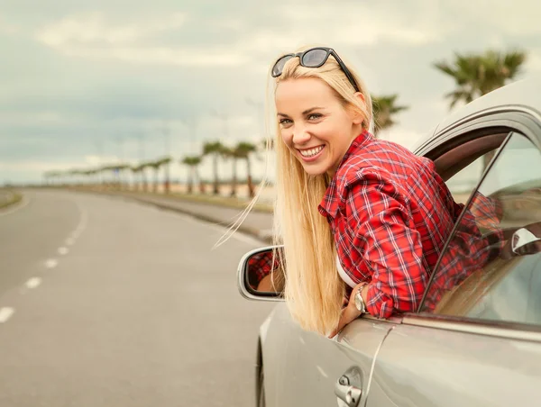 Viajante de auto mulher na estrada — Fotografia de Stock