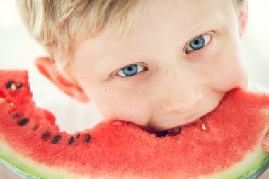 Mavi gözlü çocuk karpuz ile