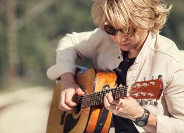 genç adam gitar çalmaya