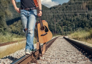 adam ayak demiryolu üzerinde