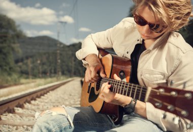 Adam gitar demiryolu ile