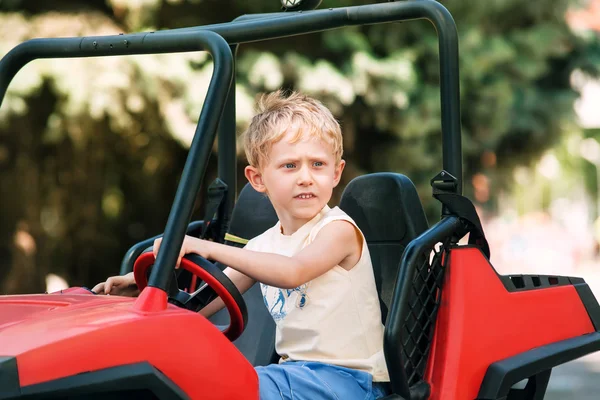 Junge mit dem Mini Elektroauto — Stockfoto