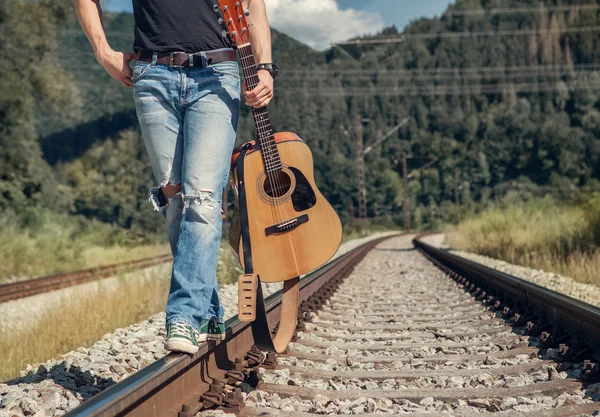 adam ayak demiryolu üzerinde