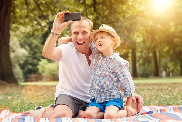 Vater und Sohn nehmen selbst Bild — Stockfoto