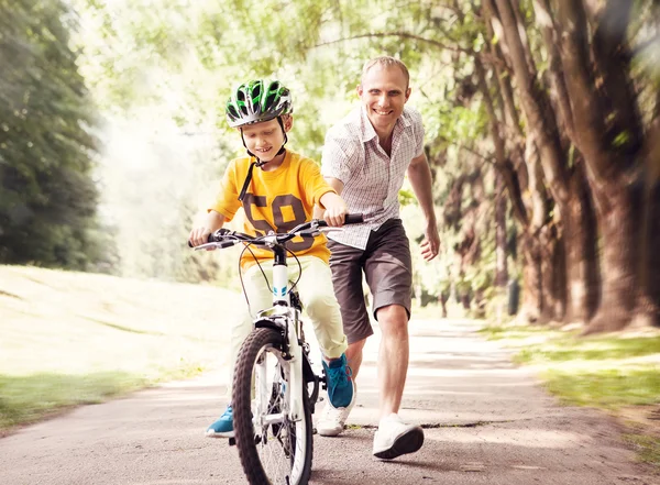 Prime lezioni di bicicletta — Foto Stock