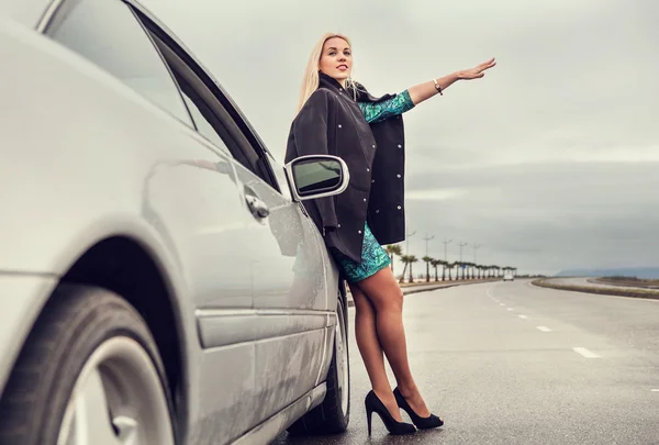 Lady  with broked car on highway — Stock Photo, Image