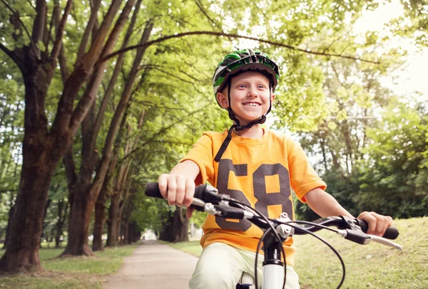 Chłopiec jazdy bicykle — Zdjęcie stockowe