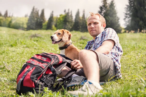 Άνθρωπος με υπόλοιπο το σκυλί στο λόφο — Φωτογραφία Αρχείου