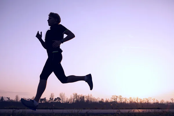 Silhouette runner in sunset — Stock Photo, Image