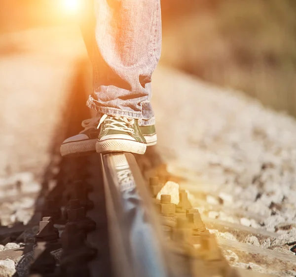 Nogi w sneackers na linii kolejowej — Zdjęcie stockowe