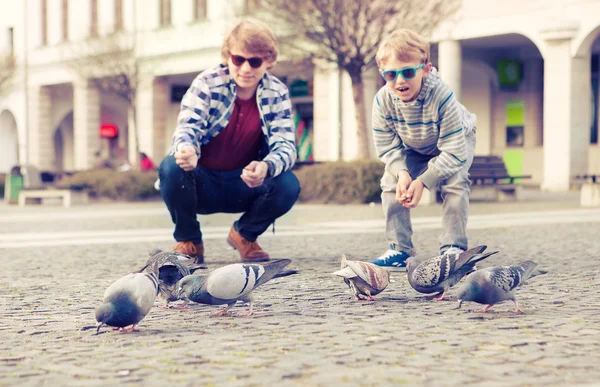 Twee broers een duiven waardplanten plein — Stockfoto