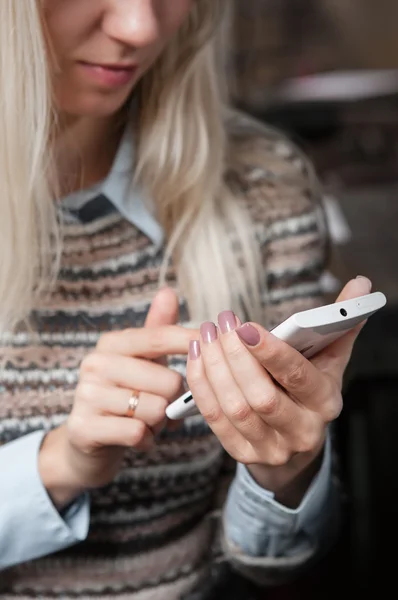 Mujer Surfeando en smartphone — Foto de Stock