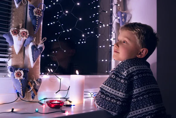 Niño y el tiempo de Navidad mágica — Foto de Stock