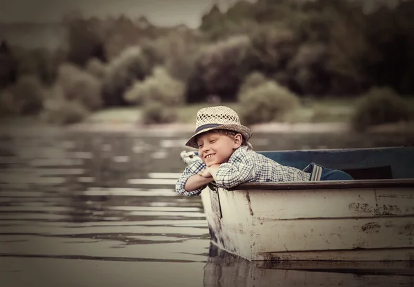 Niño en un viejo barco — Foto de Stock