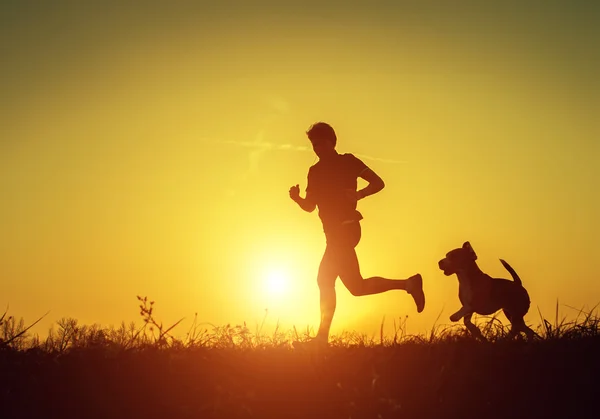 Actieve Man met hond uitgevoerd — Stockfoto