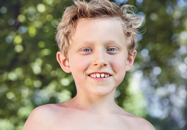 Feliz menino sorridente retrato — Fotografia de Stock