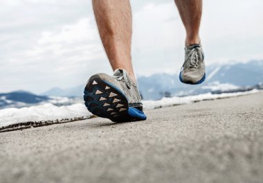 Koşu ayakkabıları bacaklarda Runner