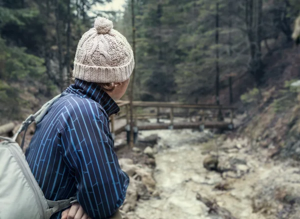 A Traveler in tavaszi hegyi erdő — Stock Fotó