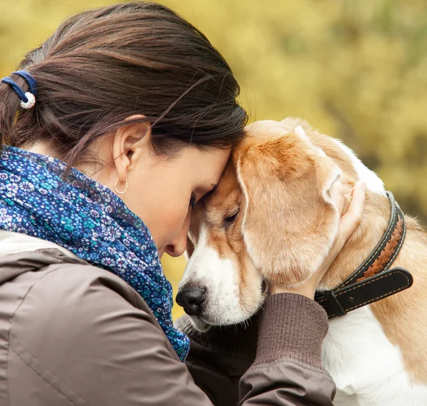 Köpeği olan bir kadın. — Stok fotoğraf