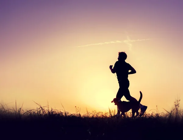 Homme de coureur avec chien — Photo