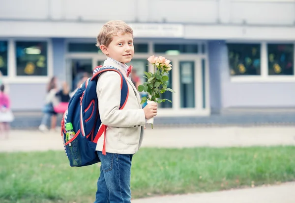 Leerling jongen met bloemen — Stockfoto