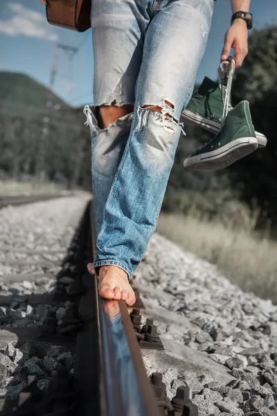 Hombre joven de piernas en los pantalones rotos — Foto de Stock