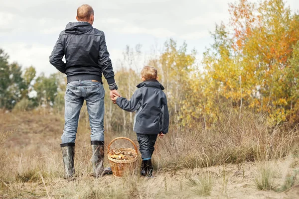 Hijo y padre con cesta de setas — Foto de Stock