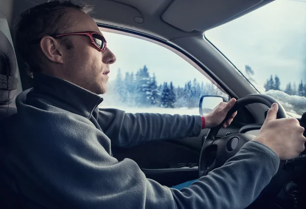 Man drives car on winter road — Stock Photo, Image