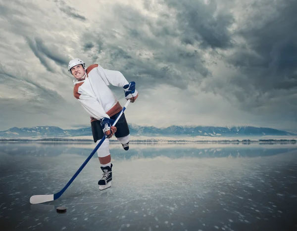 Hockey player man outdoor — Stok Foto