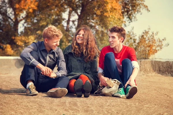 Adolescentes amigos de oro día del otoño — Foto de Stock
