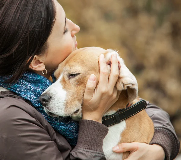 Donna con cane gara abbracci — Foto Stock