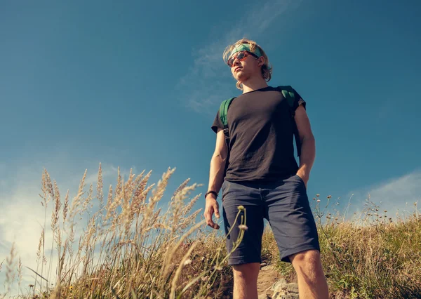 Junger Mann auf dem Berg hill — Stockfoto