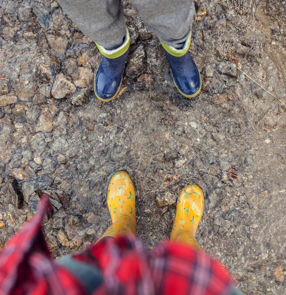 Gambe di due paia di stivali di gomma — Foto Stock