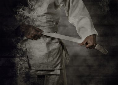 Beyaz kemer bağlama Karateka