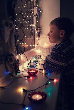 Noel ışıkları çocuk portresi