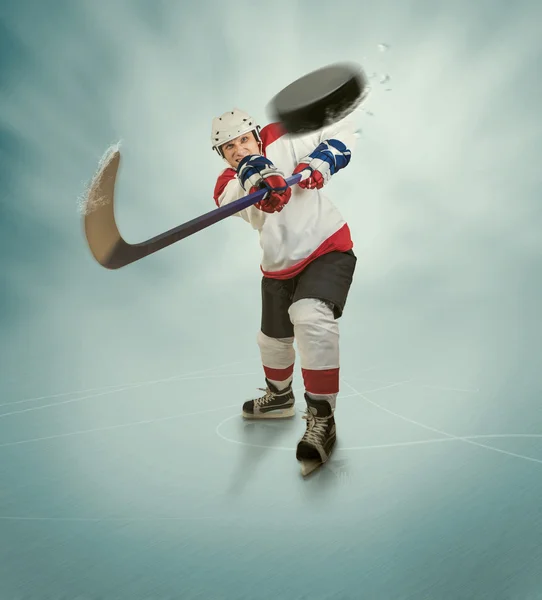 Hockey player gives powerful pass — Stock Photo, Image