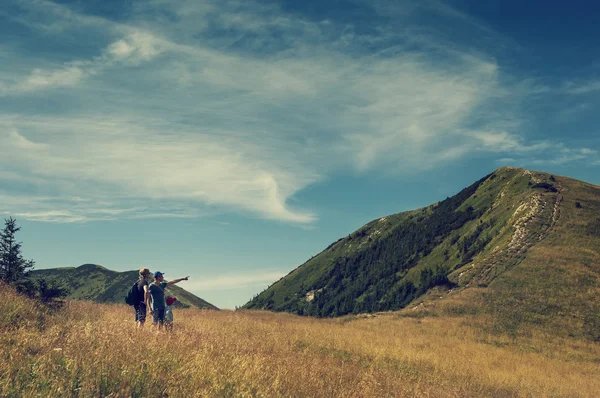 Famiglia e parte superiore della collina della montagna — Foto Stock