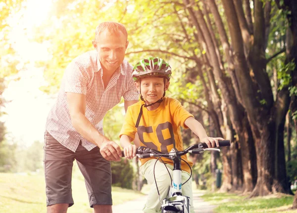 Baba oğul Bisiklete binmeyi öğrenmek — Stok fotoğraf