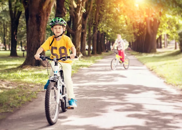 Jungen Fahrrad im park — Stockfoto