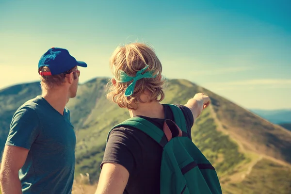 Dos viajeros y parte superior de la montaña hil — Foto de Stock